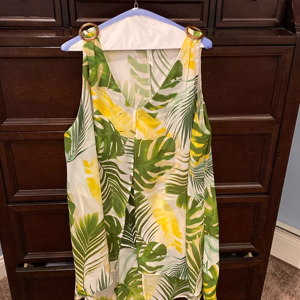 Flowy jungle sleeveless tunic with peek a boo front and long in the back Size 2x